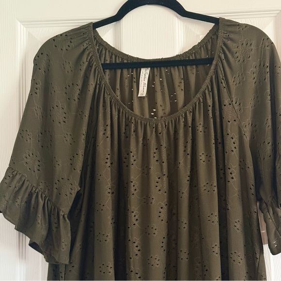 ☘️ 3 for $17 ☘️ PerSeption Women Dark Olive Green Eyelit Ruffle Top - Picture 7 of 8